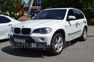 BMW X5 белого цвета